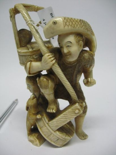 null Okimono en ivoire marin representant un pecheur, portant son vivier au bout...