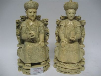 null Couple impérial en ivoire, assis sur des trônes à haut dossier, sculptés de...
