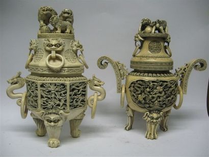 null 2 vases couverts tripodes sculptés de dragons, avec anses et masques retenant...
