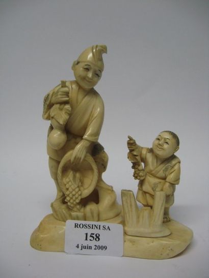 null Okimono en ivoire representant un paysan et son fils, tenant des fruits. Japon,...