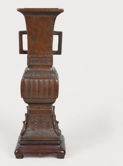 null Vase de forme GU quadrangulaire en bronze, a belle patine brun et rouge, orne...