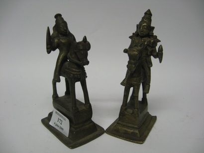 null Deux sujets en bronze de patine claire, figurant des cavaliers. Inde du Sud,...