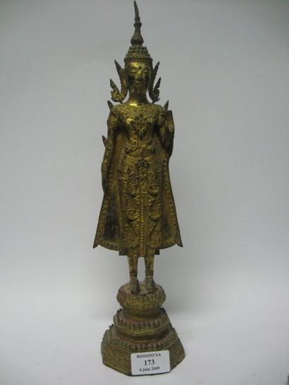 null Sujet en bronze laque et dore representant le Bouddha faisant le geste de l'absence...