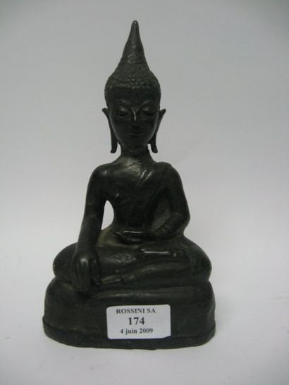 null Bouddha en bronze patine brune, les mains dans le geste de la prise de la terre...