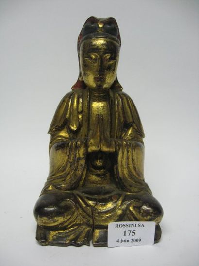 null Sujet en bois laque brun rouge et or representant une Guanyin assise en meditation....
