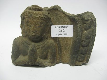 null Fragment de bas-relief representant un Bodhisattva en pierre volcanique. Indonesie....