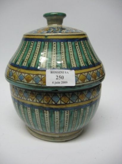 null Jobbana en ceramique a decor polychrome " mille pattes ". Maroc, XXe siecle....
