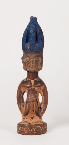 null Statuette YOROUBA (Nigeria) "Ibeji" a patine brillante brune avec restes de...