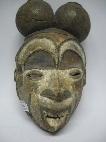 null Masque IDOMA (Nigeria) Tres ancien masque recouvert de kaolin en partie disparu,...