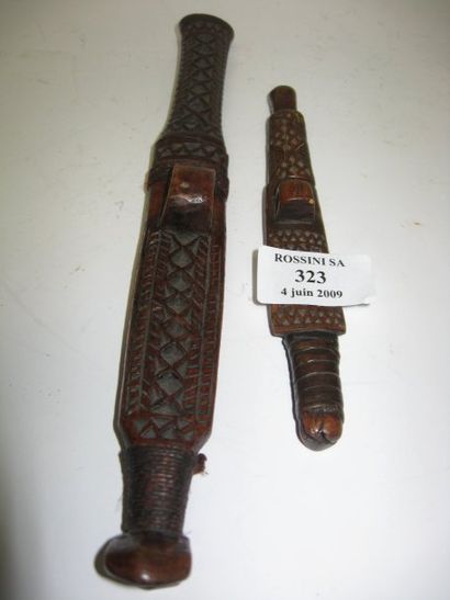 null Deux couteaux SHONA (Zimbabwe) Beau decor des gaines. Haut. : 24,5 et 16 cm...