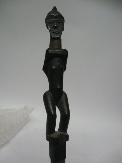 null Canne LWENA (Angola) En bois a patine noire, sculptee d'un personnage les mains...