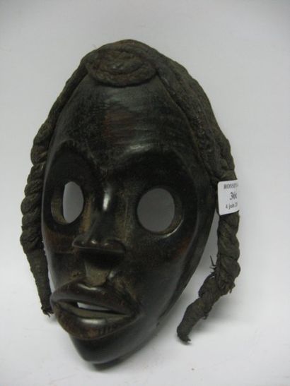 null Masque DAN dit "masque de coureur" (Republique de Cote d'Ivoire). Visage ovale,...