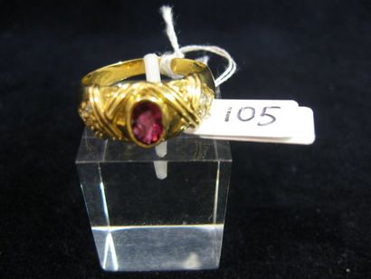 null Bague en or jaune sertie d'un rubis ovale et 6 petits diamants. Poids brut :...