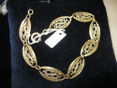 Bracelet en or jaune formé de maillons ovales...
