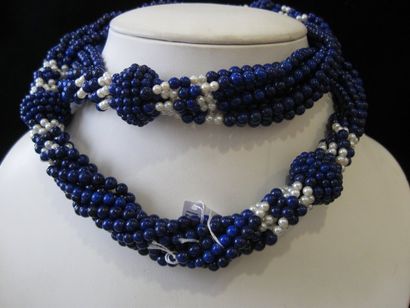 null Collier formé de 8 rangs de perles à l'imitation du lapis lazuli et perles ...