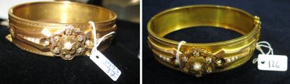 Bracelet ruban rigide et articulé en or jaune...