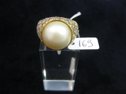 null Bague en or jaune de forme bombée ornée d'une perle mabé dans un pavage de diamants...