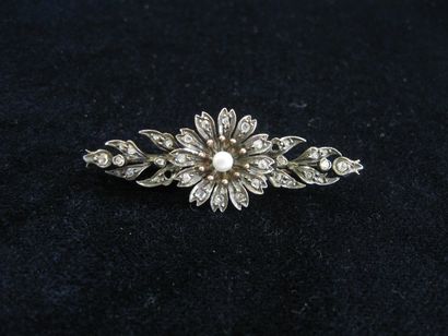 null Broche fleur en argent et or jaune sertie de diamants taillés en rose et une...