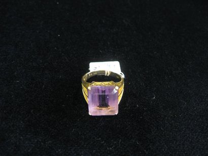 null Bague en or jaune sertie d'une pierre violette. Poids brut : 7,2g.