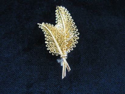 null Broche " feuille " en or jaune. Poids : 13,1g.