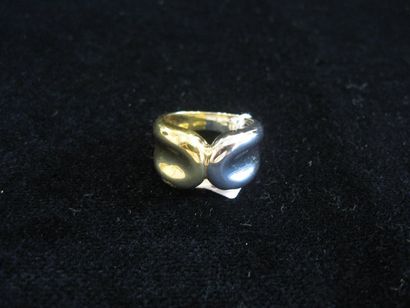 null Bague en or gris et or jaune formée de deux godrons jointifs. Poids : 8,1 g...