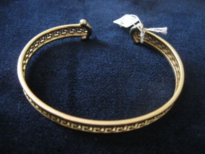 null Bracelet rigide en or jaune à décor d'une ligne de grecques. Poids : 16,1g.