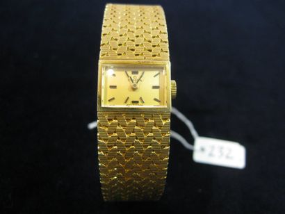 null OMEGA Montre bracelet de dame en or jaune, boîtier rectangulaire s'inscrivant...