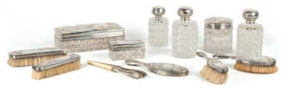 null Garniture de toilette en cristal taillé, monture en argent et vermeil, décor...