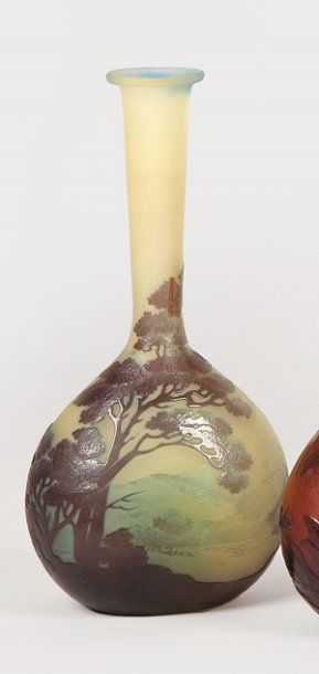 GALLÉ Émile (1846 - 1904) Vase ovoïde à col cylindrique et évasé. Epreuve de tirage...