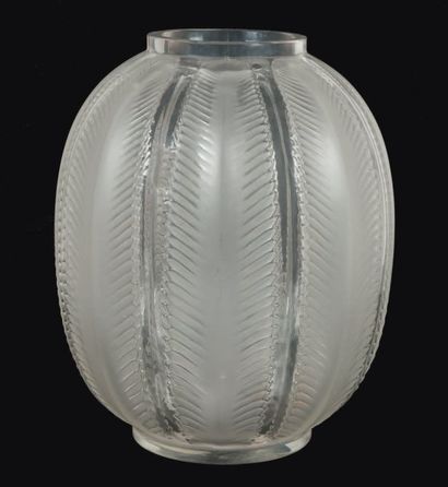 LALIQUE René (1860 - 1945) Vase "Biskra ". Epreuve de tirage industriel réalisée...