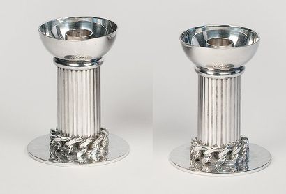 DESPRES Jean (1889 - 1980) Paire de bougeoirs en métal argenté, fût cylindrique rainuré...