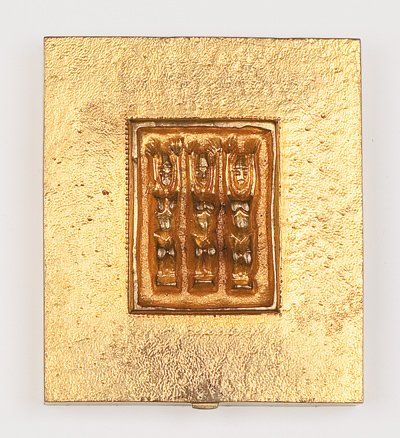 VAUTRIN Line (1913 - 1977) Boîte à poudre en métal doré. Décor en haut-relief de...