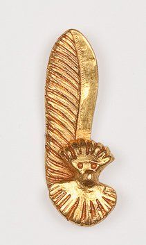 VAUTRIN Line (1913 - 1977) Broche plume et tête de personnage en métal doré et ciselé....