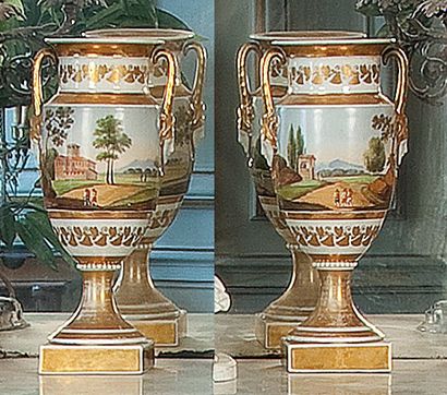 null Paire de vases à l'antique en porcelaine de Paris à décor de paysages italiens...