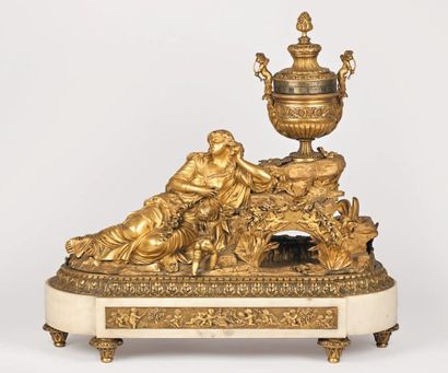 null Importante pendule en bronze doré à décor d'une femme vêtue à l'Antique, allongée...