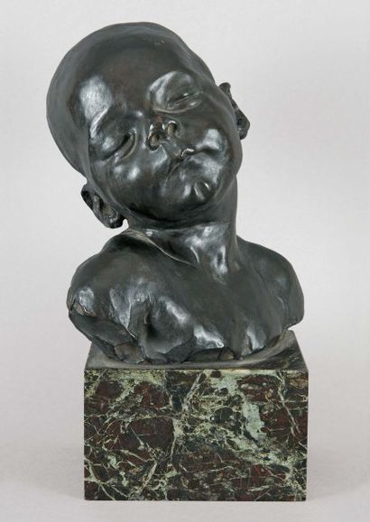 DALOU Jules, 1838 - 1902 Buste de bébé endormi Bronze à patine brun foncé sur un...