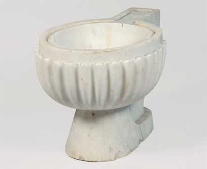 TRAVAIL FRANCAIS 1925 Vasque d'aisance en marbre à bordure godronnée à motif d'enroulements...