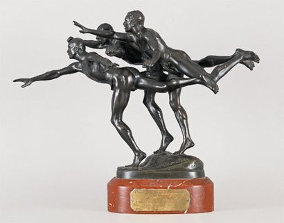 Alfred BOUCHER (1850 - 1934) Au But Groupe en bronze à patine brun foncé sur un socle...