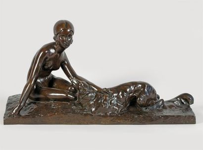 Georges COSTE (XXe siècle) Femme assise aux lévriers Bronze à patine brune. Fonte...
