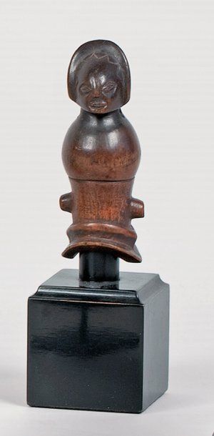 null Sifflet TSCHOKWE (Angola) Sculpté d'un torse arrondi et d'une tête Patine brune...