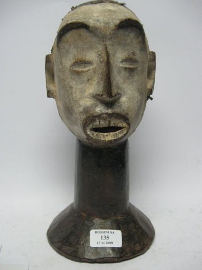 null Cimier IDOMA (Nigéria) Masque porté sur le sommet de la tête, le danseur étant...