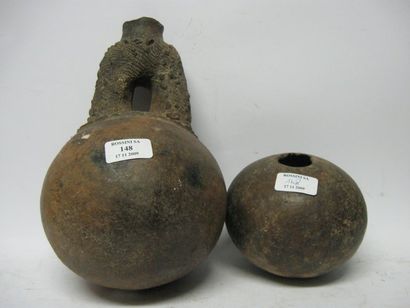 null Deux poteries DOGON (Mali) Belle ancienneté Patine brune Une égrenure à un col...