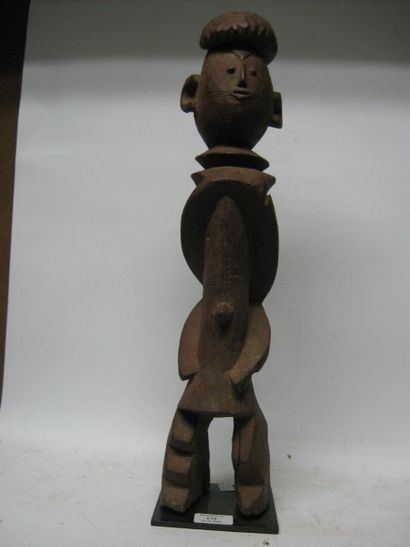 null Statue CHAMBA (Nigeria) Puissante sculpture en bois rouge Du torse très avançé...