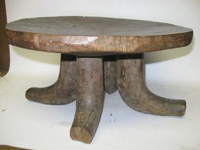 null Tabouret NUPE ou HAOUSSA (Nigeria) Assise ronde légèrement concave, quatre pieds...