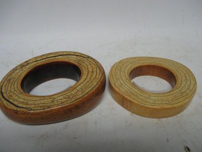 null Lot de deux bracelets en ivoire IDOMA (Nigéria) Patine miel, craquelures