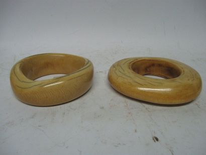 null Lot de deux bracelets en ivoire IDOMA (Nigéria) Patine miel
