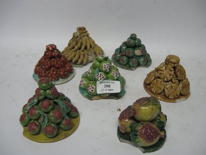 null Ensemble de six pyramides de fruits Biscuit émaillé polychrome Chine, XVIIIe...