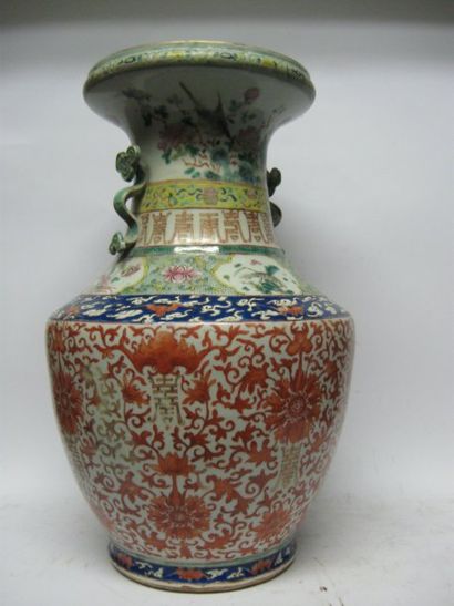null Vase forme balustre en porcelaine et émaux polychrome, décors de rinceaux de...