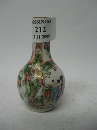 null Petit vase bouteille en porcelaine de Canton à décor polychrome Chine Haut :...