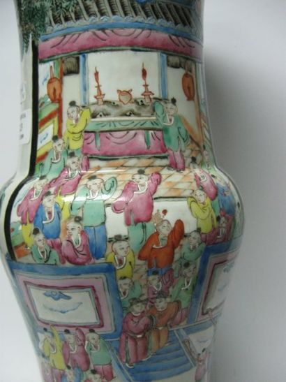 null Lampe balustre en porcelaine de la famille rose décor d'une assemblée de personnages...